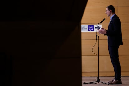 El portavoz del PSOE, Juan Lobato, en rueda de prensa previa al pleno de la Asamblea de Madrid celebrado este jueves. EFE/Javier Lizón