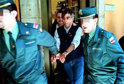 Jaume Lli, al abandonar las dependencias judiciales ayer, esposado y custodiado por la Guardia Civil.