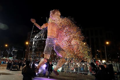 Un muñeco gigante ameniza la cabalgata de Madrid.