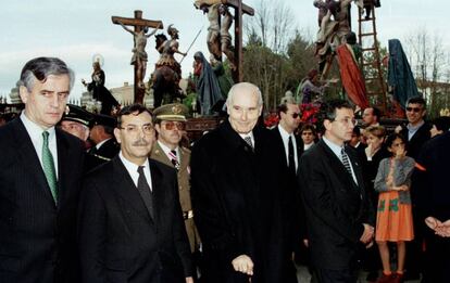 Manuel P&eacute;rez, primero por la izquierda, durante un acto en Zamora en 1999.