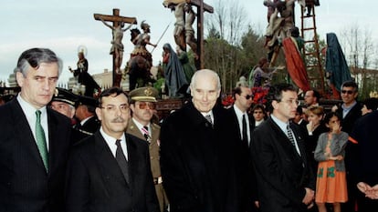 Manuel Pérez, primero por la izquierda, durante un acto en Zamora en 1999.