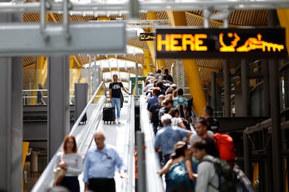 Viajeros en la Terminal 4 del aeropuerto de Madrid-Barajas.