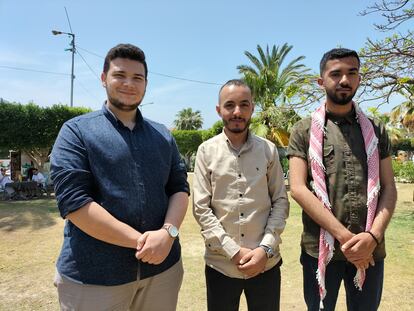 Firas Al Jatib, Wassim Abu Nada y Rami Algaramar, este martes en un parque de Ciudad de Gaza.