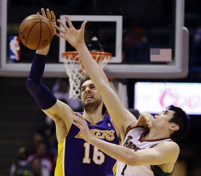 Gasol pelea por un balón con Ilyasova.