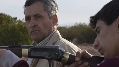 Vargas enseña a Reynaldo a disparar.