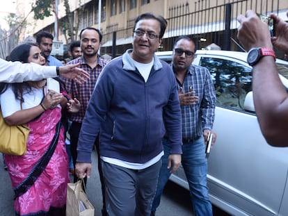 Rana Kapoor, fundador de Yes Bank, camina por Bombay.