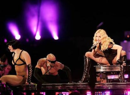 Madonna, durante el concierto de ayer en el Millennium Stadium de Cardiff, Gales, con el que inició su gira mundial <i>Sticky & Sweet (Pegajosa y dulce).</i>