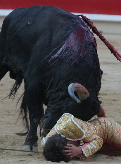 Cogida de Sebastián Castella.