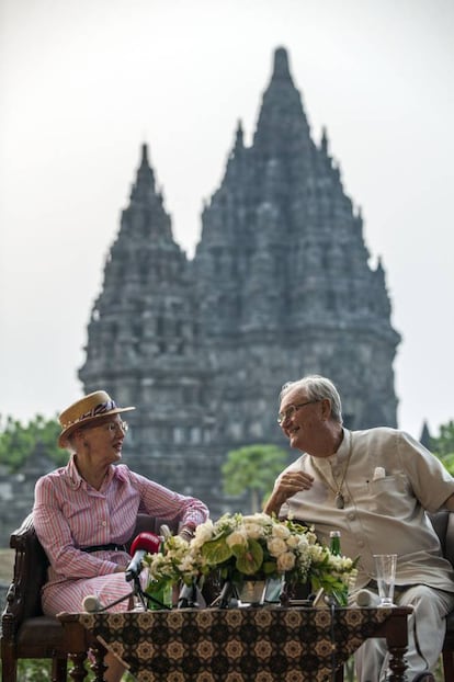 Enrique de Dinamarca y la reina Margarita el 24 de octubre de 2015 durante su visita al templo Prambanan en Yogyakarta (Indonesia).