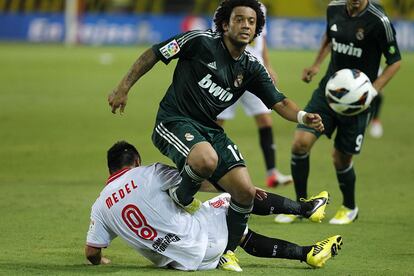 Marcelo lucha el balón con Medel.