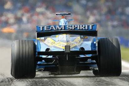El Renault de Alonso, durante la calificación de ayer.