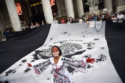 Periodistas protestan tras cumplirse un mes del asesinato de Javier Valdez.