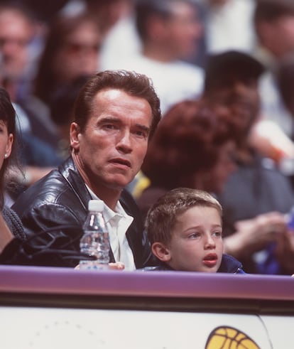 Arnold Schwarzenegger y su hijo Patrick en el año 2000.