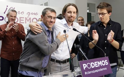 Juan Carlos Monedero (izquierda), Pablo Iglesias (centro) e Íñigo Errejón (derecha) celebran los resultados de Podemos en las elecciones europeas de 2014.