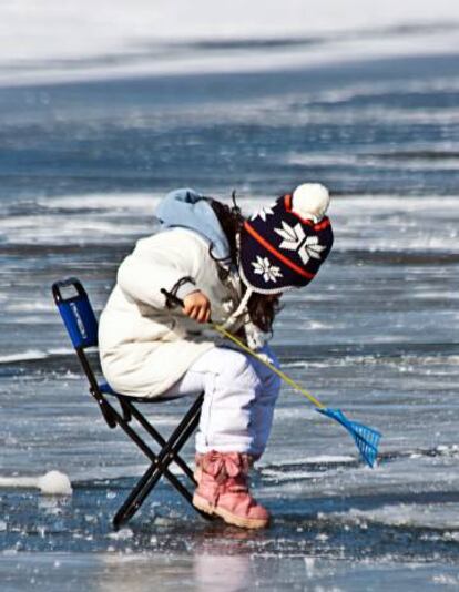 Pesca en un lago helado en Corea del Sur.