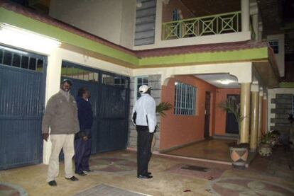 La policía de Kenia inspecciona el domicilio de Wanjiru.