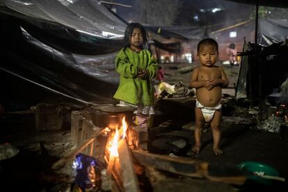 Las mujeres eran las encargadas de preparar los alimentos para el campamento en 'ollas comunitarias'.