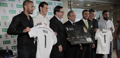 Presentaci&oacute;n del acuerdo con Banco Nacional de Abu Dhab, en 2014, con el escudo del Real Madrid sin la cruz.