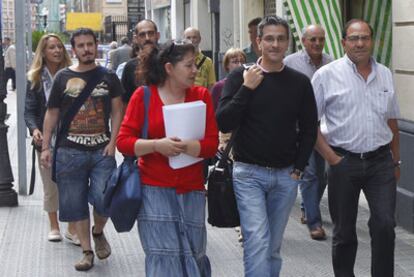 El coordinador general de EB, Mikel Arana, acompañado por varios dirigentes del sector <i>aranista,</i> ayer antes de la reunión de Presidencia.