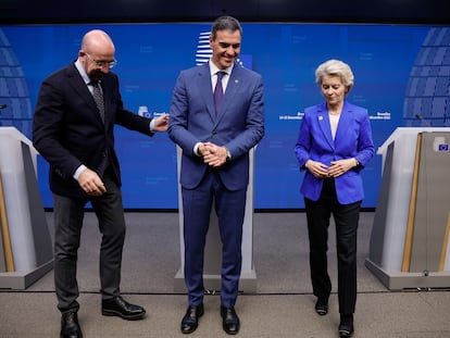 El presidente del Gobierno, Pedro Sánchez, flanqueado por el presidente del Consejo Europeo, Charles Michel, y la presidenta de la Comisión, Ursula von der Leyen, el viernes en Bruselas.