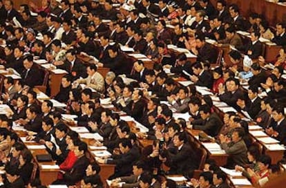 Delegados aplauden durante la inauguración de la reunión anual de la Asamblea Popular Nacional china.