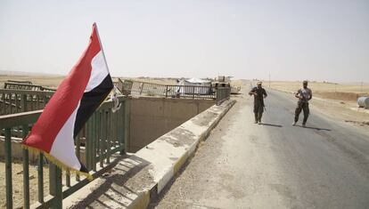 Dos soldados vigilan un puente en la carretera que va hacia Tel Afar el 14 de agosto.