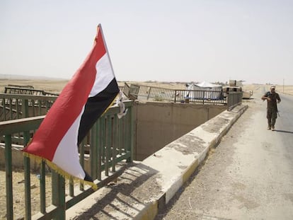 Dos soldados vigilan un puente en la carretera que va hacia Tel Afar el 14 de agosto.