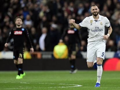 Karim Benzema (d), celebra el gol del Rel Madrid, frente al Nápoles. 