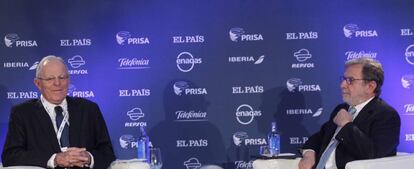 Pedro Pablo Kuczynski, presidente de Perú, y Juan Luis Cebrían, presidente de PRISA, durante el encuentro El Perú del Futuro, organizado por El País.