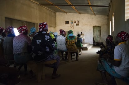 A imagem mostra uma missa cristã em que participam muitas mulheres. Três religiões coexistem pacificamente na região: cristã, muçulmana e animista. Quase todas permanecem muito arraigadas à cultura animista. De fato nas áreas rurais, independentemente da religião professada, as filhas são doadas em casamento como forma de gratidão em aproximadamente 80% dos casos. Nos 20% restantes a escolha é livre. A jovem que recusa um casamento já combinado sofre uma discriminação importante dentro da família de origem.