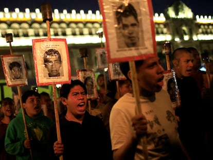 Estudiantes de la Escuela Normal de Ayotzinapa protestan frente a Palacio Nacional, en Ciudad de México, en marzo de 2024.