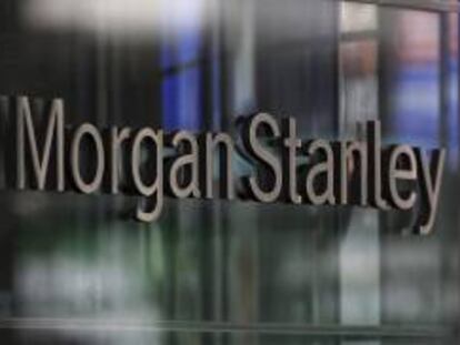 Foto del logo de la compañía colocado a las puertas de las oficinas del banco estadounidense Morgan Stanley en Nueva York (Estados Unidos). EFE/Archivo
