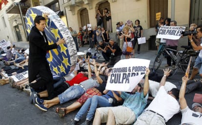 Los indignados protestan frente la sede en Madrid de la agencia de calificación Standard & Poor's.