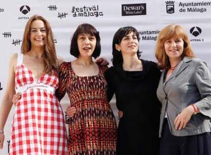 De izquierda a derecha, las actrices Cuca Escribano, María Bouzas y Rosa Vila y la directora Azucena Rodríguez, posan con motivo de la presentación de la película 'Atlas de geografía humana', en Málaga.