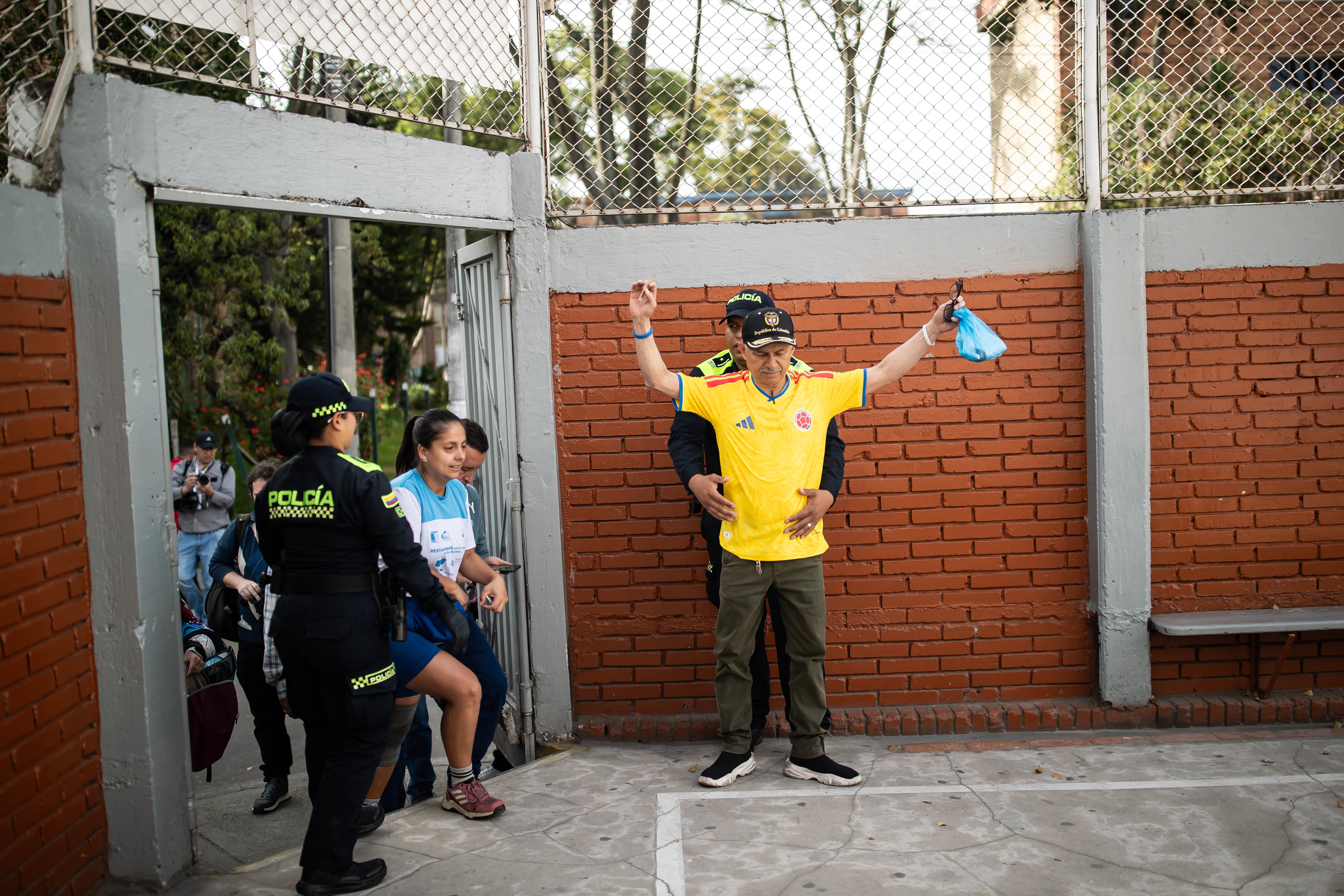 Medidas de seguridad en un puesto de votación en Bogotá, el 31 de mayo.