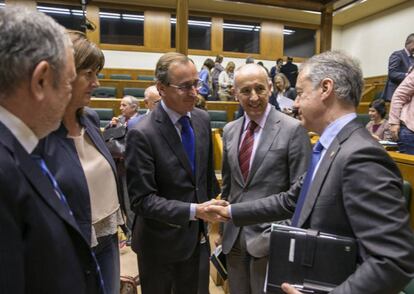 El presidente del PP vasco, Alfonso Alonso, felicita al lehendakari Urkullu tras aprobarse los presupuestos vascos de 2017.