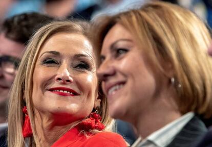La presidenta de la Comunidad de Madrid, Cristina Cifuentes, y la secretaria general del PP, María Dolores de Cospedal durante la Convención Nacional del PP