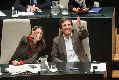 El alcalde José Luis Martínez-Almeida y la edil Andrea Levy durante un pleno en el Ayuntamiento de Madrid.