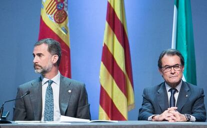El rey Felipe VI junto a Artur Mas, presidente de Cataluña, en un acto judicial, en Barcelona, en julio de 2015.