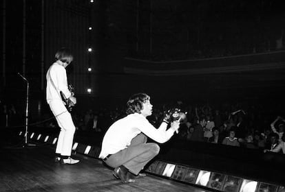 Fotograma del documental 'The Rolling Stones. Charlie is my Darling' , en la imagen Brian Jones y Mick Jagger durante un concierto de la gira irlandesa en 1965.