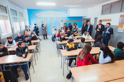 El presidente Pere Aragonès habla con los alumnos del instituto Pompeu Fabra de Badalona, donde se harán obras de mejora del aislamiento térmico del edificio.