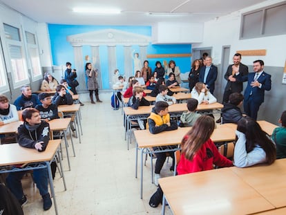 El presidente Pere Aragonès habla con los alumnos del instituto Pompeu Fabra de Badalona, donde se harán obras de mejora del aislamiento térmico del edificio.