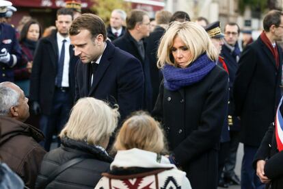 Emmanuel Macron y su mujer, Brigitte Macron, saludan a familiares de las víctimas del atentado en el bar "Le Carillon" y en el restaurante "Le Petit Cambodge" en París.
