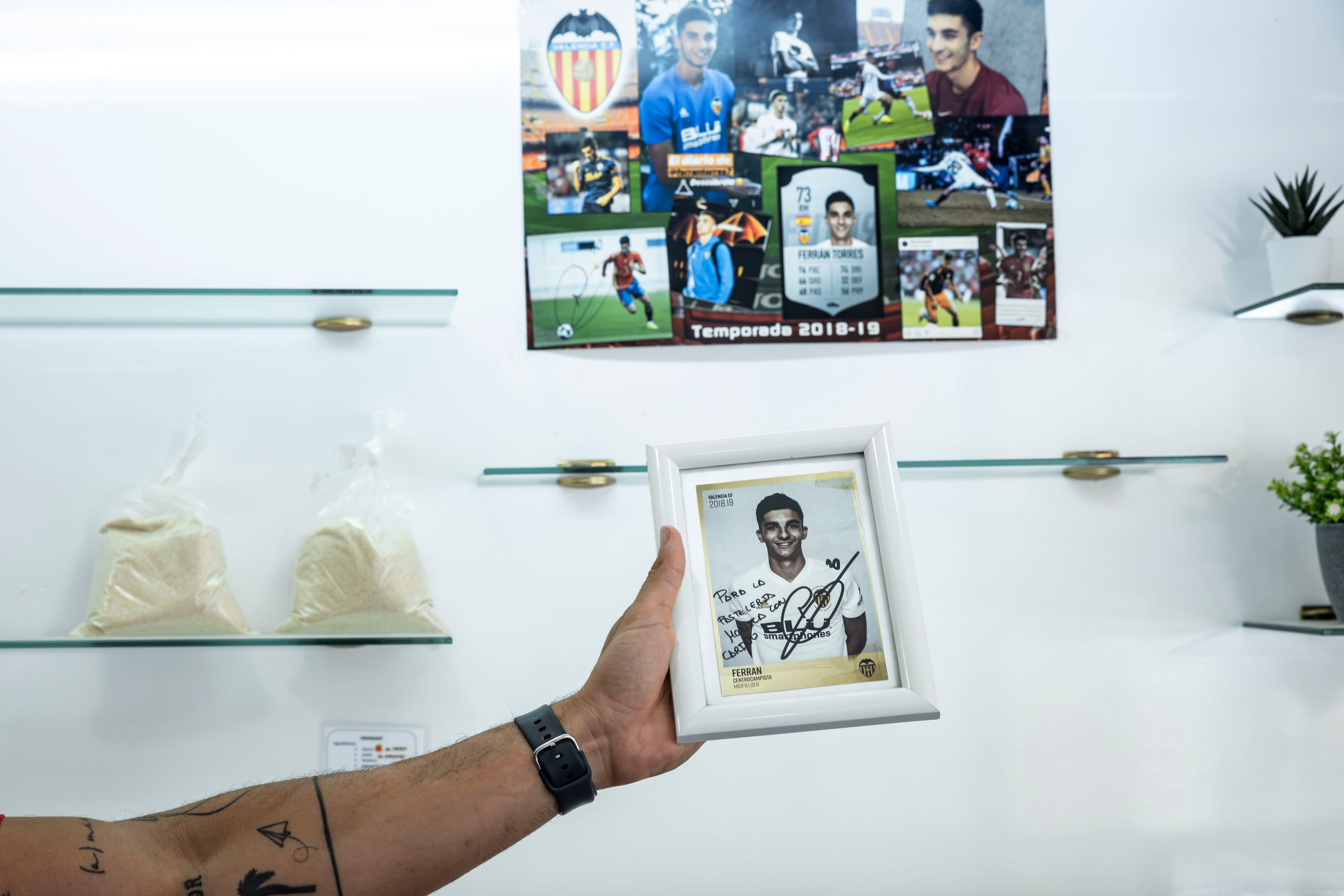 Un pequeño altar con fotografías de Ferran Torres, en la panadería de Foios de su tío Xuso, este lunes.