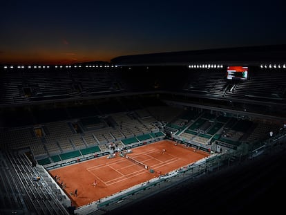 Panorámica de la pista Philippe Chatrier durante el partido entre Djokovic y Sandgren del martes.