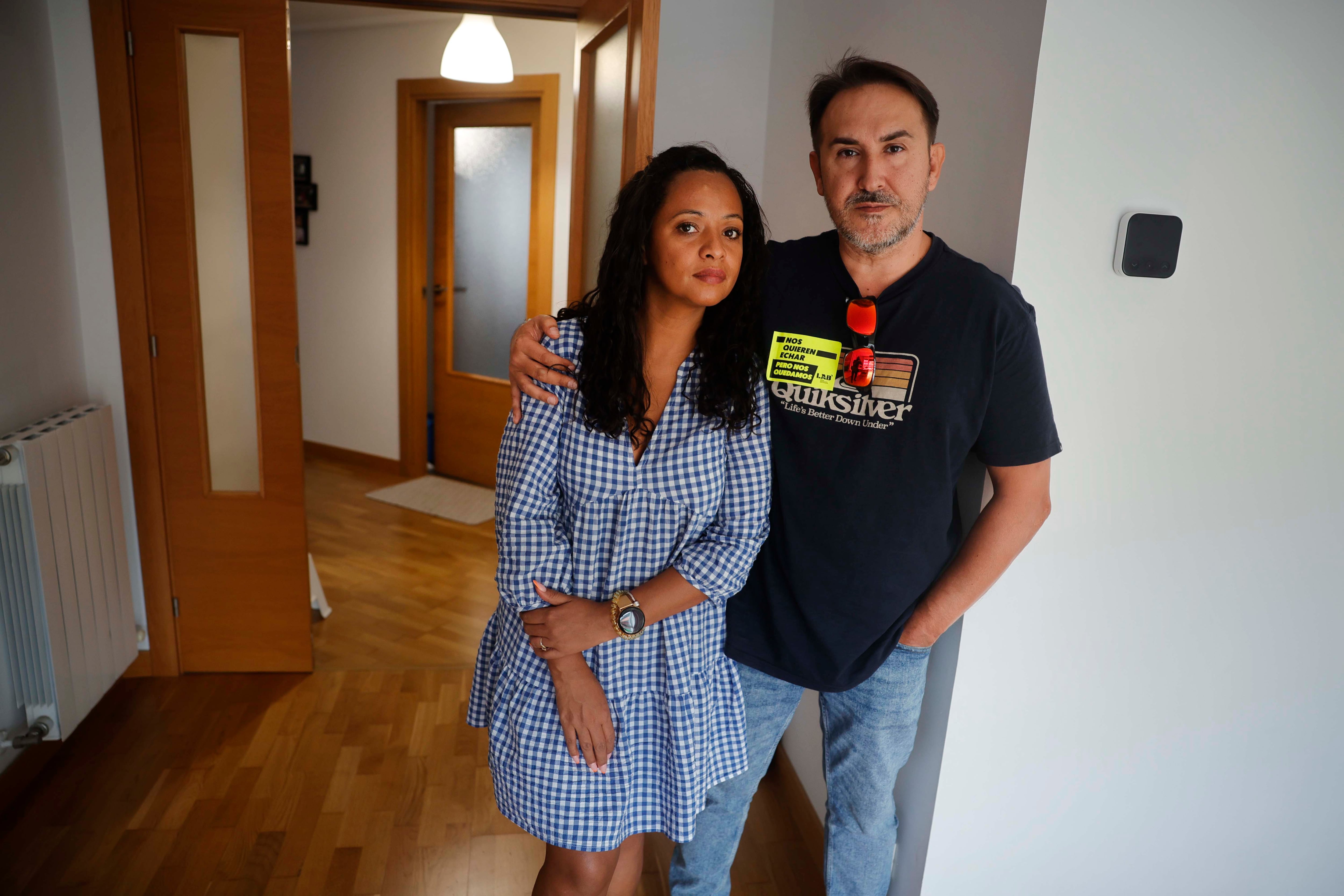 Joseba y Vanessa vecinos del bloque de viviendas de Erandio en proceso de desahucio