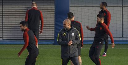 Guardiola e atletas do City, em prepação para o jogo desta terça.