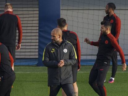 Guardiola e atletas do City, em prepação para o jogo desta terça.