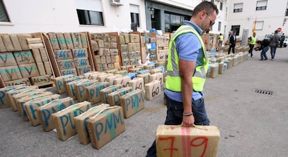 Un guardia civil traslada fardos de una operaci&oacute;n antidroga en 2013.