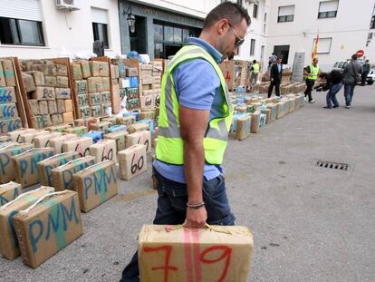Un guardia civil traslada fardos de una operación antidroga en 2013.